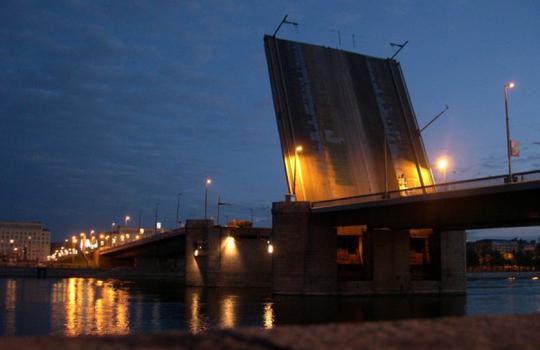 Обследование разводного пролёта Володарского моста через реку Неву в Санкт-Петербурге.